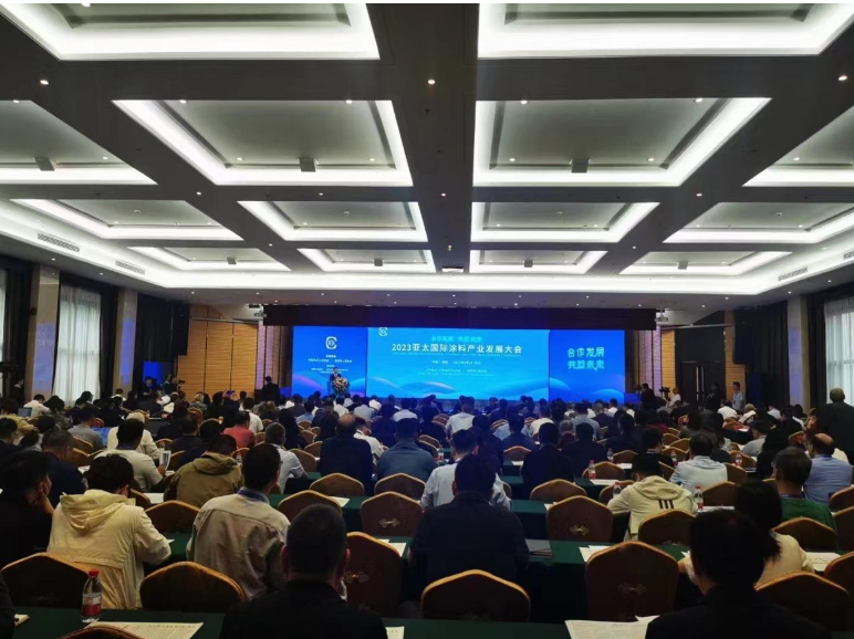 近日，濮陽市舉辦的2023亞太國際涂料產(chǎn)業(yè)發(fā)展大會在濮陽迎賓館盛大舉行。本次大會的主題定為“合作發(fā)展，共塑未來”，吸引了近400位來自國內(nèi)外涂料行業(yè)的專家學者、企業(yè)代表以及政府官員。