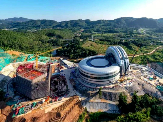 據悉，廣州航空輪胎大科學中心一期工程于2021年開工，定位為航空輪胎大科學科研中心，旨在促進科研成果的快速轉化和中試生產。該一期工程依托航空輪胎動力學大科學裝置和硬核科技中心核心科研平臺，打造了一個集科研、生產和住宿等多功能于一體的科學中心。