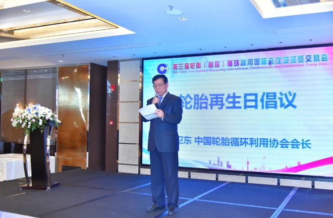 下午，會議進(jìn)入國際交流環(huán)節(jié)，加拿大的Denis Rodrigue博士分享了魁北克省輪胎循環(huán)利用行業(yè)的現(xiàn)狀，波蘭格但斯克理工大學(xué)的Józef T. Haponiuk團(tuán)隊(duì)討論了歐洲廢舊輪胎的綠色功能化回收利用，而美國田納西大學(xué)的馬躍潭則從美國行業(yè)視角探討了廢橡膠粉在鋪設(shè)瀝青路面中的綜合利用。