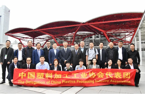 為促進中日兩國塑料行業之間的交流與合作，深化對日本塑料行業的技術進步與發展方向的了解，以及學習創新經驗，中國塑料加工工業協會榮譽理事長朱文瑋和理事長王占杰率領代表團一行20人于2023年10月3日啟程，赴日本進行為期三天的調研和訪問交流。