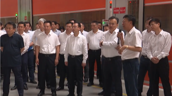 胡廣杰副省長在參觀現(xiàn)場表示，對三元公司近年來在數(shù)字化和智能化方面取得的成就表示高度贊賞。他鼓勵企業(yè)繼續(xù)大力創(chuàng)新，持續(xù)深化改革，保持強勁的活力，力爭成為江蘇省數(shù)字經(jīng)濟的典范企業(yè)。