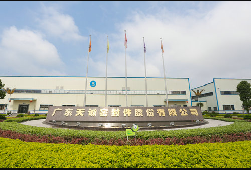 廣東天誠密封件股份有限公司，一家專注于生產汽車系列油封及橡膠密封件的企業，正在積極迎接新能源汽車時代的挑戰，并展現出強大的創新潛力。作為工信部認定的專精特新“小巨人”企業之一，廣東天誠在近年來不僅致力于科技創新和產品研發，還成功搶占了市場“風口”，成為多項國內行業標準的制定者。