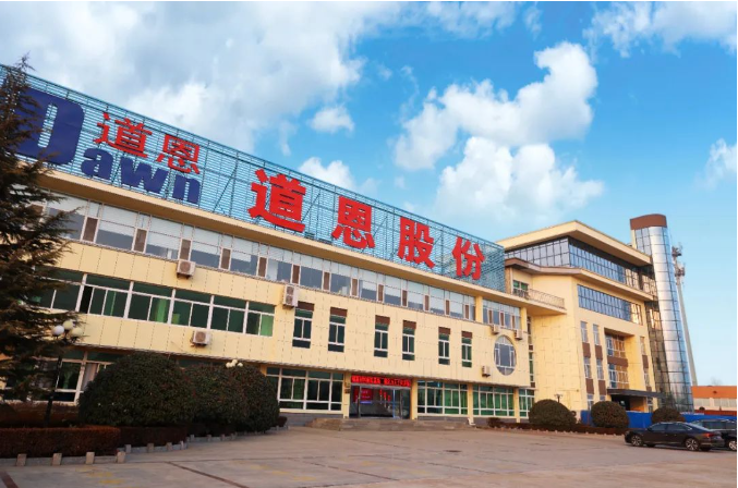 山東道恩高分子材料股份有限公司在最近舉行的業(yè)績說明會上表示，公司色母粒現(xiàn)有產(chǎn)能2.7萬噸，2023年上半年色母粒業(yè)務(wù)板塊實(shí)現(xiàn)營業(yè)收入7501.85萬元，主要客戶包括海爾和海信等知名企業(yè)。