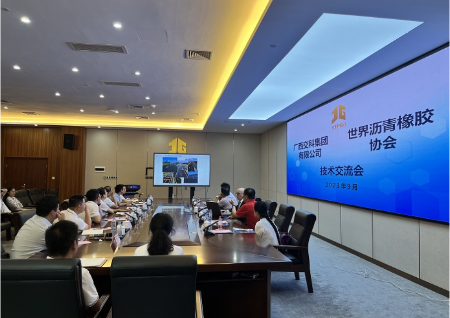 Jorge B.Sousa教授介紹了全球氣候變化對橡膠瀝青的推廣應(yīng)用產(chǎn)生的影響，并強(qiáng)調(diào)橡膠瀝青是一種高性能、高性價比、高環(huán)保的綠色筑路材料，對實現(xiàn)綠色可持續(xù)交通建設(shè)起到重要作用。