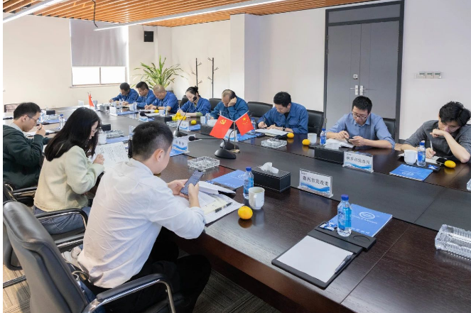 浙江省發展改革委員會社會研究室的陳靜靜、曾振偉一行于10月12日在嘉興市發改委、桐鄉市發改局領導陪同下前往浙江雙箭橡膠股份有限公司進行調研和指導。雙箭股份董事長沈耿亮以及副總裁郎洪峰的熱情接待并陪同座談。