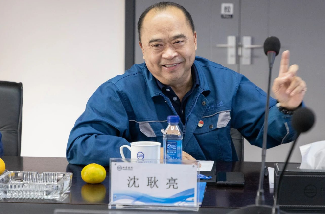 在座談會上，董事長沈耿亮熱烈歡迎領導一行的到來，并對省、市領導一直以來的關心和支持表示感激。圍繞著"兩業融合"的主題，他詳細介紹了公司的生產經營情況、各項投資項目的建設進展以及產業鏈的延伸發展規劃。沈董表示，政府對民營經濟的高度重視是企業穩步發展的動力。雙箭股份將繼續專注于主營業務，在物料輸送領域不斷深耕，積極響應省政府提出的"兩業融合"倡議，發揮龍頭企業的示范作用，緊抓發展機遇，提升市場競爭力和行業影響力，積極推動浙江民營企業參與構建新的發展格局。
