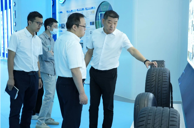 廣汽埃安新能源汽車股份有限公司副總經(jīng)理鄭純麒率領(lǐng)一支高層代表團(tuán)于10月12日上午前往黃埔輪胎進(jìn)行實(shí)地考察。黃埔輪胎總經(jīng)理王林龍親自接待了這次考察團(tuán)隊(duì)。