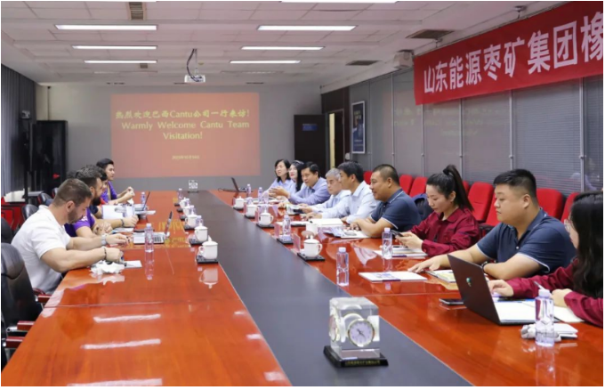 接下來(lái)，雙方就深化合作的相關(guān)事宜進(jìn)行了深入交流與討論。  宋二華表示，豐源輪胎公司將盡最大努力為Cantu公司提供更高品質(zhì)的產(chǎn)品和更優(yōu)質(zhì)的服務(wù)。他希望這次交流成為雙方進(jìn)一步加強(qiáng)合作與發(fā)展的契機(jī)，實(shí)現(xiàn)互利共贏。