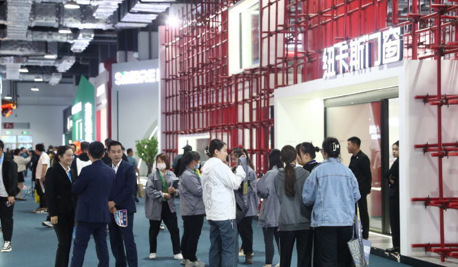 第一天，也就是10月12日，中國建博會(臨朐)以及中國(臨朐)家居門窗博覽會正式拉開帷幕。協(xié)會代表團應(yīng)邀參加了開幕式，并親臨展會現(xiàn)場，積極參觀了各個展位。這次臨朐家居門窗博覽會集結(jié)了門窗產(chǎn)業(yè)鏈上、中、下游的700多家知名品牌企業(yè)，占地5.2萬平方米，展示了包括系統(tǒng)門窗、全鋁家居等在內(nèi)的10多個門類產(chǎn)品。這一盛會可謂是對華東地區(qū)家居門窗行業(yè)全產(chǎn)業(yè)鏈產(chǎn)品布局的生動展示，呈現(xiàn)出該地區(qū)門窗市場的繁榮和潛力。