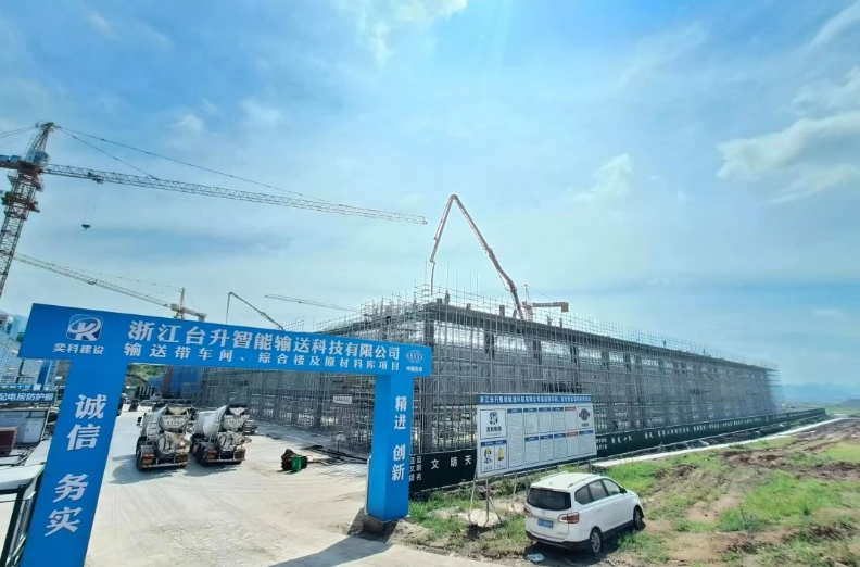 兵貴神速。雙箭股份在抓住施工黃金期的時間窗口，積極推進重大項目建設，掀起了項目建設的高潮，以爭春、拼夏、搏秋、賽冬的施工節奏，臺升智能計劃于今年年底開始試生產，預計在2024年實現全面投產。