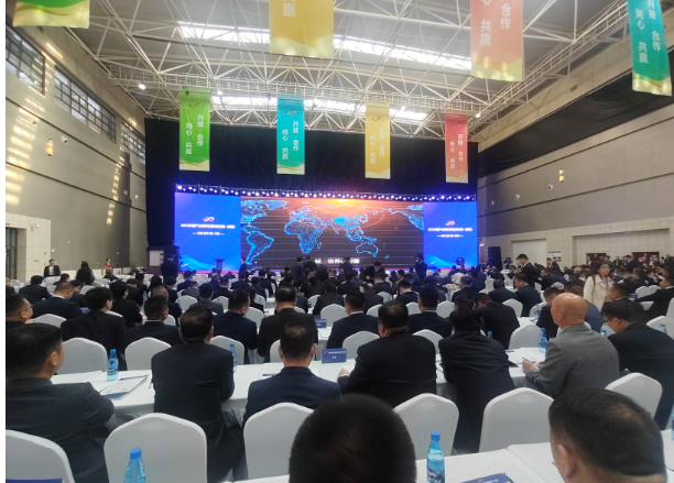 2023中國產業轉移發展對接活動(新疆)在昌吉市盛大開幕，這一活動的主題為“開放、合作、同心、共贏”。輪臺縣人民政府黨組成員、副縣長嵇重峰帶領縣商工局、招商服務局中心及11家企業15人參加活動，在會上，成功簽約了2個重要項目，合同金額高達30.5億元。
