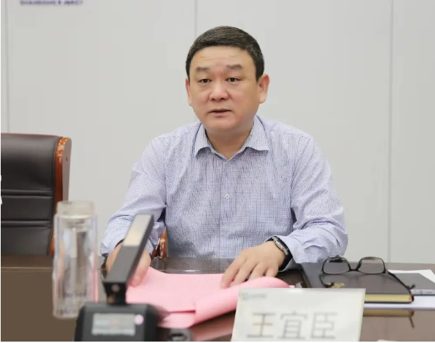 棗礦橡膠公司黨委書記王宜臣主持了會議，并就貫徹會議精神提出了要求。他強調了在安全、環保、信訪工作上要下更大的功夫，同時在攻堅沖刺方面要采取迅速行動。此外，他強調了拓展升級的重要性，以促進橡膠產業的持續發展。