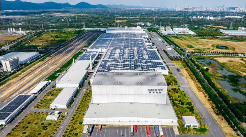 為響應環保政策，錦湖輪胎南京工廠從2023年7月起，通過光伏發電來部分供應工廠所需的電力。光伏板安裝在工廠可用屋頂面積上，每年預計可產生16,150MWh的電力，相當于工廠所需電量的20%以上，可以每年節省超過330萬元的電力成本。尤其太陽能發電在夏季用電高峰期發電量最大，有助于緩解當地用電困難。錦湖輪胎南京工廠一直以綠色可持續發展為核心，積極推進智慧工廠的建設，光伏發電的開啟進一步強化了其環保智能化工廠的形象，積極響應環保綠色能源政策。