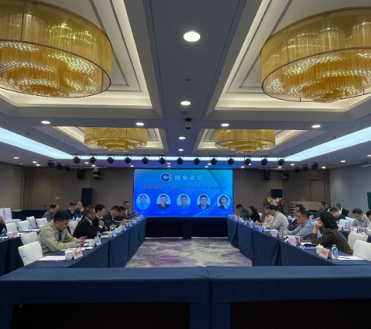會議結束后，與會代表前往鄭州萬通汽車輪胎股份有限公司進行了實地參觀考察，深入了解了該公司在輪胎翻新領域的最新技術和生產設施。