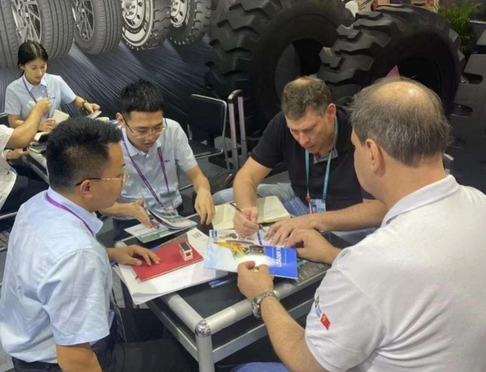 在廣交會(huì)展期內(nèi)，棗礦橡膠的銷(xiāo)售團(tuán)隊(duì)接待了約200名新老客戶(hù)，涵蓋了大約50個(gè)國(guó)家和地區(qū)。這些客戶(hù)對(duì)公司提供的全品類(lèi)產(chǎn)品品質(zhì)給予了高度評(píng)價(jià)，對(duì)其表現(xiàn)出極大的滿(mǎn)意度。