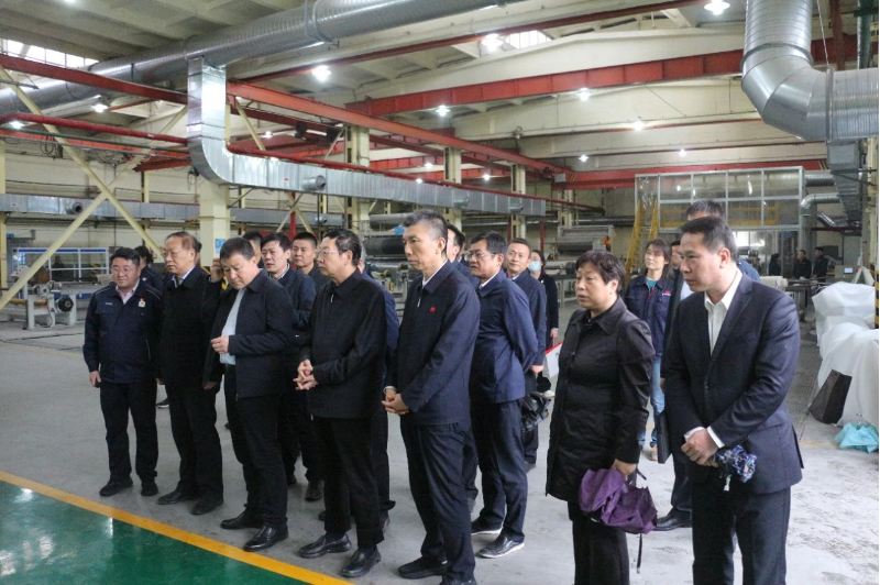 全國政協常委、陜西省政協副主席范九倫一行于10月18日前往陜西延長石油西北橡膠有限公司，就“強化關中地區大氣污染治理”進行了深入的民主監督調研。咸陽市政協黨組書記、主席李曉靜也同行參與了此次調研。延長石油集團副總經理李軍、西橡公司總經理兼黨委副書記張航偉，以及副總經理寧博等公司高層也積極參與了此次調研活動。