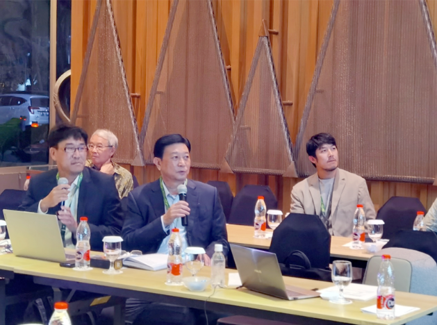 當天下午，劉普軍一行再次聚集在世界涂料理事會(WCC)亞洲區域線上報告會，劉普軍繼續關注中國涂料行業的發展，為與會代表呈現了發展報告。