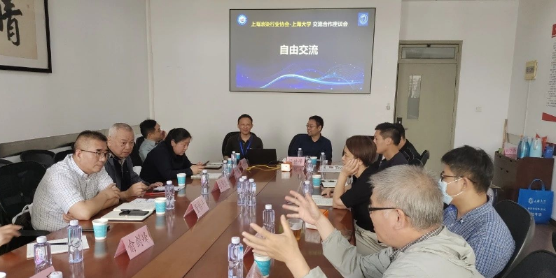 顏世峰主任對上海涂染協(xié)會的到訪表示熱烈歡迎，感謝協(xié)會對上海大學(xué)的信任。他介紹了材料學(xué)院高分子材料系的發(fā)展歷程、各科室的研究方向以及主要科研成果，提供了豐富的信息。