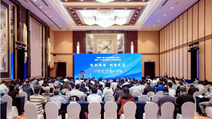 會議的另一個主題之一是“數據賦能”，各發言人和嘉賓都帶來了最新的統計數據信息，分析了不同行業的經濟運行情況以及未來的發展趨勢。