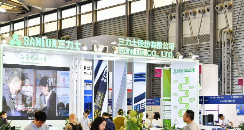 在本次展會期間，三力士展區(qū)吸引了來自國內(nèi)外的上千名客戶，眾多廠家和經(jīng)銷商前來咨詢和洽談。公司的10名內(nèi)外銷客戶經(jīng)理和技術(shù)人員全天候提供咨詢服務(wù)，與近10位來自俄羅斯、巴西、意大利等國的國外客戶以及近5家國內(nèi)配套廠初步達(dá)成了合作意向。