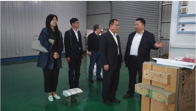 王占杰理事長一行還前往張家港市繁昌機械有限公司進行調研，得到了公司董事長倪玉標、總經理王炳輝、銷售總監賀曉杰等公司領導的陪同。他們一同參觀了公司的混配料設備生產裝配車間。