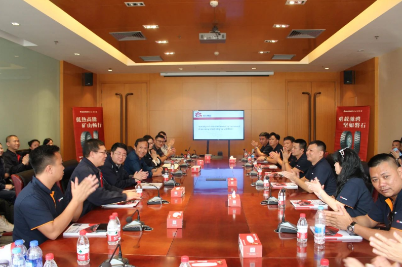 延長橡膠公司總經(jīng)理助理王國強、海外銷售部經(jīng)理李丹以及西橡公司總經(jīng)理張航偉熱情地接待了遠道而來的海外客戶。隨后，他們與技術(shù)和業(yè)務(wù)團隊一同參加了與海外代表團的座談會。張航偉向客戶介紹了公司的發(fā)展規(guī)劃，強調(diào)公司將以市場和客戶為中心，持續(xù)提升產(chǎn)品和服務(wù)質(zhì)量，優(yōu)化運輸結(jié)構(gòu)，降低成本，改善客戶體驗，以建立持續(xù)穩(wěn)定的合作關(guān)系。