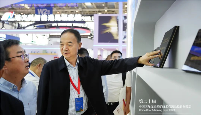 踏歌智行的高級副總裁胡團結分享了他們的"露天礦無人駕駛運輸關鍵技術及應用"。他表示，他們一直在不斷改進產品，提供安全、綠色、高效、經濟的無人運輸服務，從而使采礦更加安全和智能。