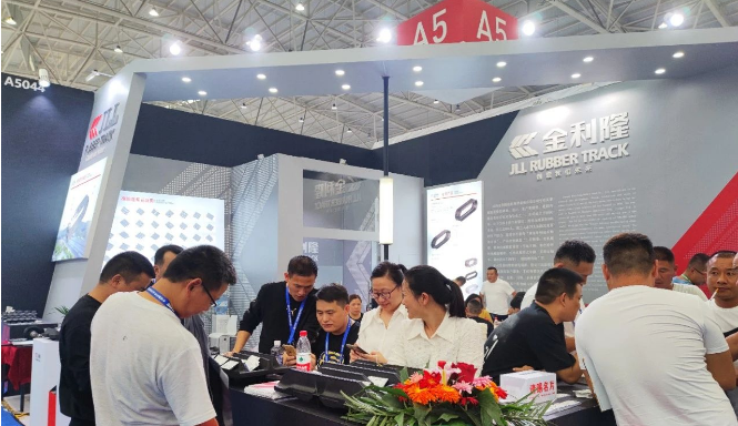 展會上，金利隆橡膠履帶產品展臺吸引了眾多國內外客戶前來參觀和交流。