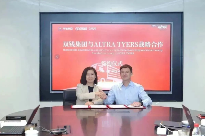 為拓寬市場輻射范圍，日前，雙錢輪胎集團有限公司與ALTRA TYRES公司舉行戰略合作簽約儀式。該合作將深化雙錢在哈薩克斯坦地區TBR(卡客車輪胎)、PCR(乘用車輪胎)、OTR(工程機械輪胎)全系列輪胎的銷售，同時包括海外倉儲等項目，為雙錢公司開拓中亞市場帶來新機遇。