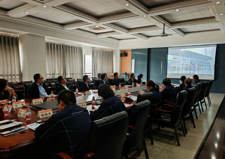西咸人才集團政策服務部部長趙楠、魔繭科技有限公司副總經理王民、科技服務部部長溫陸宇等一行蒞臨延長橡膠公司，就技術合作事宜進行了座談交流。參與座談的還有延長橡膠公司的技術專家董毛華和研發中心的相關人員。