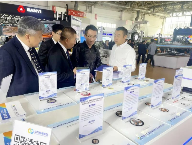 第二十屆中國國際煤炭采礦技術交流及設備展覽會在北京中國國際展覽中心圓滿收官。本次展會上，山東兗礦集團長龍電纜制造有限公司展示了多項電纜產品，這些產品亮相于東華重工展臺，吸引了能源集團和東華重工的多位領導前來參觀指導。