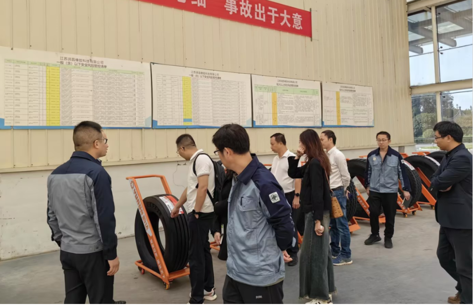雙方希望在未來(lái)在技術(shù)研發(fā)創(chuàng)新方面加強(qiáng)信息交流，攜手在輪胎產(chǎn)業(yè)鏈賽道上搶占制高點(diǎn)。