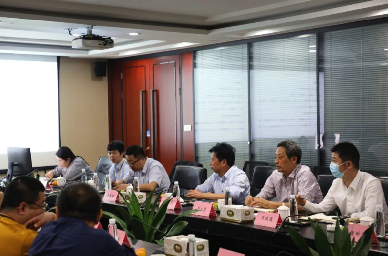 在寧海縣科協(xié)主席吳衛(wèi)東、建新黨總支書記、工會主席陳春學(xué)、科協(xié)主席呂遠通、科協(xié)副主席潘斌等人陪同下，教授專家團隊參觀了建新的試驗中心和減震工廠，深入了解了該公司工業(yè)操作系統(tǒng)及其在減震配件制造等領(lǐng)域的實際應(yīng)用。