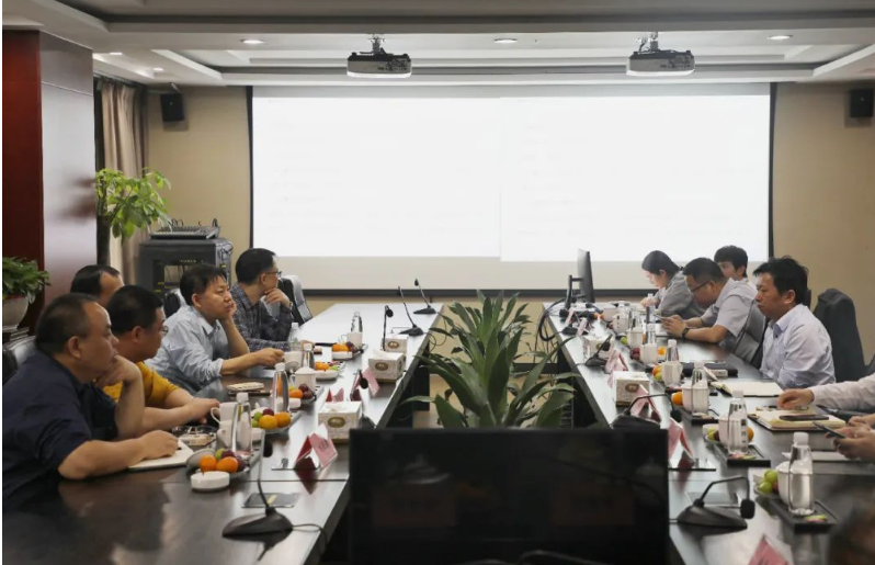接下來，雙方深入討論了低氣味、低VOC密封條產(chǎn)品的開發(fā)，低動靜比耐老化減震材料開發(fā)，橡膠材料和金屬/塑料基材骨架的粘連性改善等技術(shù)難題，并與建新的技術(shù)團隊一同探討研究課題對實際生產(chǎn)技術(shù)的應(yīng)用和提升，為建新提供了更多科研支持。