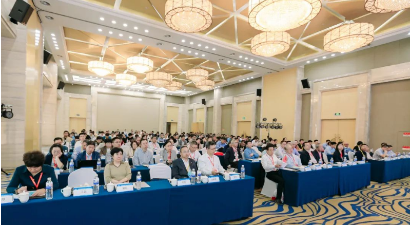 2023年合成橡膠行業發展大會暨專家委員會會議于2023年10月30日—11月1日在山東省青島市圓滿召開，來自100余家企業的近200名代表參加此次會議。中國合成橡膠工業協會會長梁愛民、名譽會長胡杰、監事長齊潤通，以及副會長莊毅、龔光碧、姜朝陽和秘書長李迎等協會領導出席會議，李迎秘書長主持了會議。  此次大會由上海期貨交易所聯合主辦，國家橡膠與輪胎工程技術研究中心、上海好運物流有限公司、天津利安隆新材料股份有限公司等單位協辦。