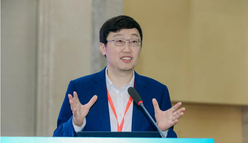 專家委員會會議由協會秘書長李迎主持，專家委員會主任張立群院士對協會專家委員會的工作結構和專家力量的協同作用給予高度評價，同時提出了關于產學研用深度融合以及合成橡膠行業高質量發展方向的建議。