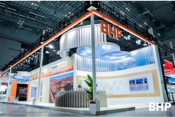  隨后，包志方帶領團隊參觀了必和必拓集團(BHP)和歐冶工業品等公司的展臺，進行了相關產品和技術的學習和交流。