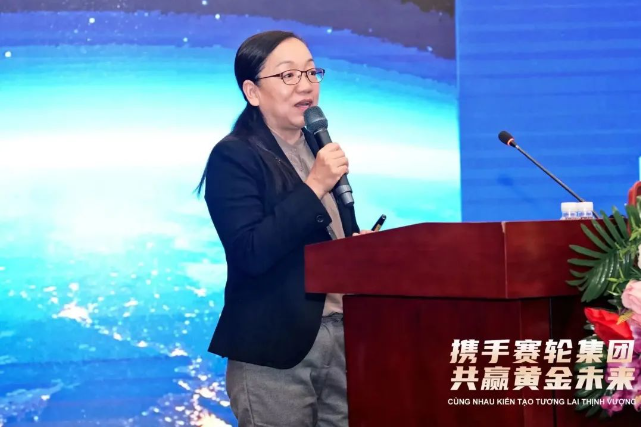 賽輪集團技術(shù)研發(fā)中心TBR研發(fā)部部長張云秀在會上系統(tǒng)介紹了賽輪集團的研發(fā)體系和技術(shù)創(chuàng)新情況，特別強調(diào)了液體黃金輪胎在行業(yè)內(nèi)的重大突破。