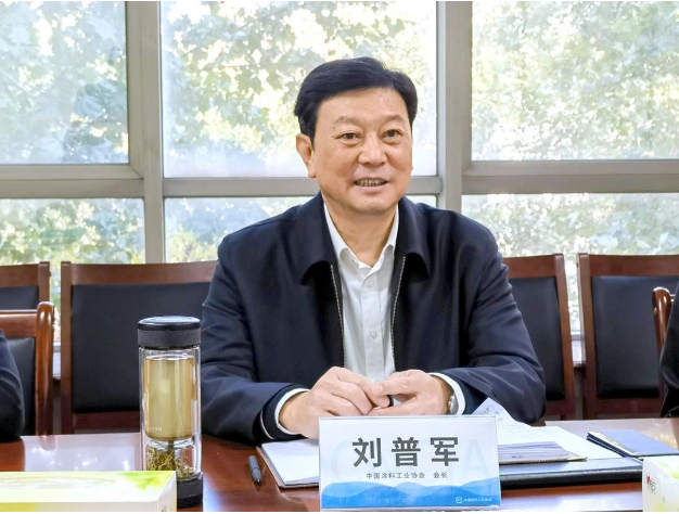 中國涂料工業協會會長劉普軍在北京會見了江西省涂料行業協會會長潘白日一行。雙方就如何促進江西省涂料行業的發展以及未來中國涂料工業協會與地方涂協的合作等問題展開了深入交流。