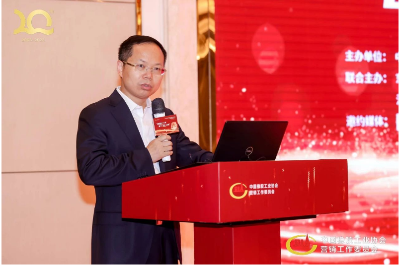 上午9點，中國橡膠工業協會副會長兼秘書長雷昌純發表了會議致辭，他強調協會將不斷思考如何發揮平臺作用，協調上下游協同，促進企業之間良性互動和發展