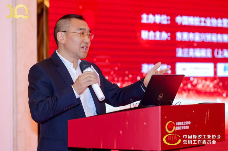 接下來，上一任中橡協副會長兼營銷工委理事長朱仁恩做近一年主要工作報告。同時寄語新一屆理事會團結一心，共同努力，開辟中國輪胎經銷商行業新局面。