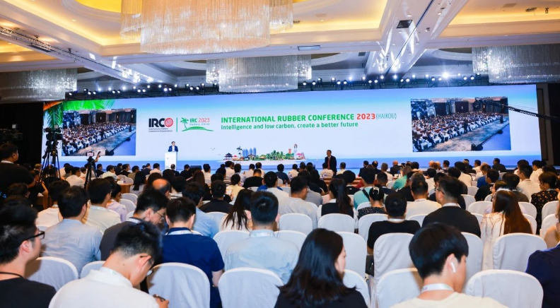 以“智能低碳，共創(chuàng)美好未來”為主題的2023年國際橡膠會(huì)議在海口成功召開，此次為期三天的盛會(huì)吸引了來自約20個(gè)國家和地區(qū)的近千位嘉賓和代表參與，共同探討橡膠產(chǎn)業(yè)的發(fā)展趨勢(shì)、綠色轉(zhuǎn)型、產(chǎn)業(yè)結(jié)構(gòu)調(diào)整優(yōu)化以及橡膠工業(yè)的最新技術(shù)進(jìn)展等重要議題。江蘇興達(dá)鋼簾線有限公司副總經(jīng)理兼營銷中心總經(jīng)理劉濤親自帶隊(duì)出席。