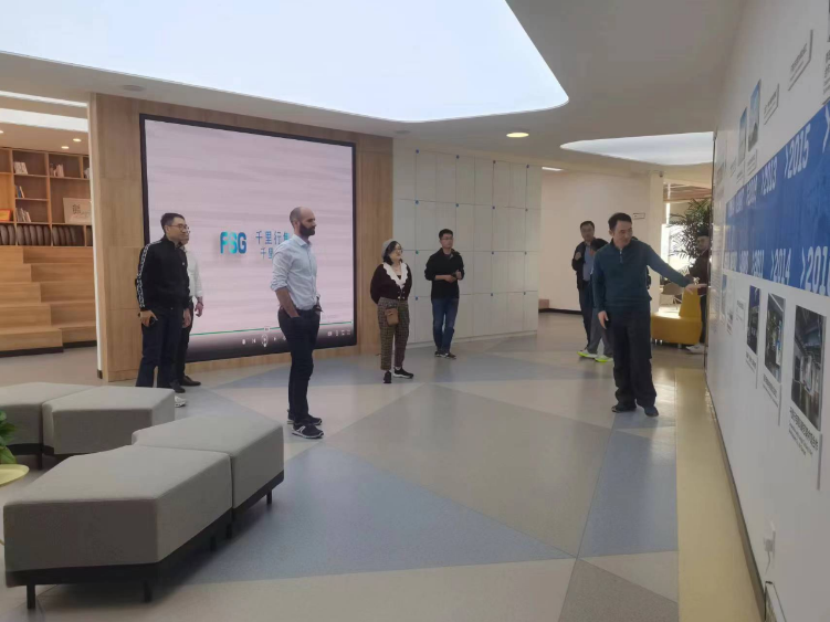 千里行集團迪卡儂團隊展示了注塑鞋的設計創新、綠色減碳等發展規劃，并共同確定DIP項目將持續向前發展。在千里行學院，迪卡儂團隊深刻感受到了千里行對員工的關懷和企業文化的濃厚氛圍，與迪卡儂的“人是核心”理念不謀而合。