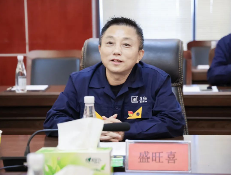 座談會上，盛旺喜對清徐縣政府及山西亞鑫能源集團一行的到來表示熱烈歡迎，并對清徐縣委、縣政府及經濟開發區對太原黑貓的關心表示感謝。他強調了集團導電、橡膠等前端性化工制造的發展方向，并希望雙方未來能夠進一步加強合作，充分發揮資源優勢互補，為企業的全方位、前瞻性發展謀劃好戰略，布局好發展。