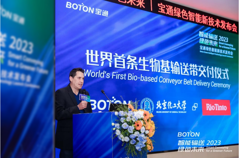 力拓集團全球采購固定設備采購總監Jo<i></i>nathan Wilson先生親手接過世界第一條生物基輸送帶，并表示：“可持續發展、ESG、綠色節能低碳是力拓追求的目標，寶通與力拓戰略理念相契合，且不斷為力拓提供具有競爭力的產品與優質的服務，并持續創新，不斷開發低滾阻、超耐磨，以及此次交付的生物基輸送帶。這次來到寶通，接觸到寶通的智能系統，感到非常驚艷，寶通的數字化水平給我留下了深刻的印象，我很期待未來力拓與寶通合作雙贏!”