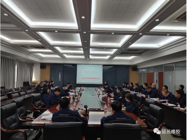 陜西延長石油集團橡膠有限公司于11月14日召開了經營分析復盤會，會議由該公司董事長兼總經理張航偉主持，西橡公司副總經理賀莉莉、延橡公司領導班子成員，以及財務專家、技術專家和各中心、各部門負責人參加會議。