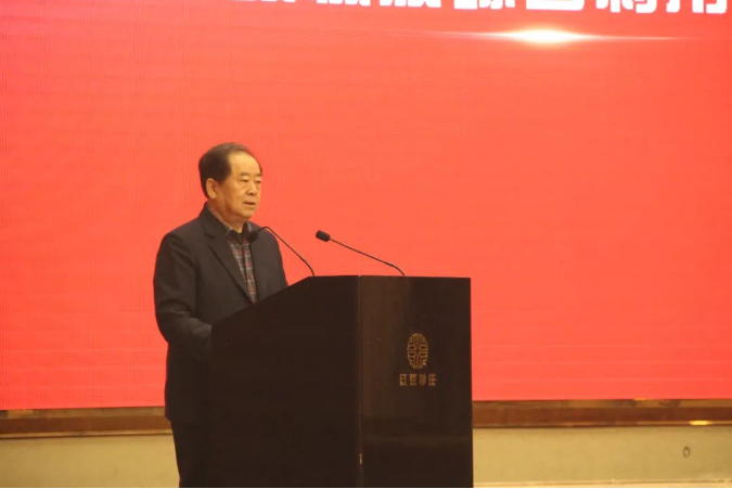  中橡協廢橡膠綜合利用分會理事長呂務民在開場致辭中，基于廢橡膠綜合利用行業現狀，以“加快轉型升級實踐高質量發展”為主題，提出了化解原材料壓力、樹立品牌意識、加快綠色轉型、加強溝通穩定市場等方面的建議。