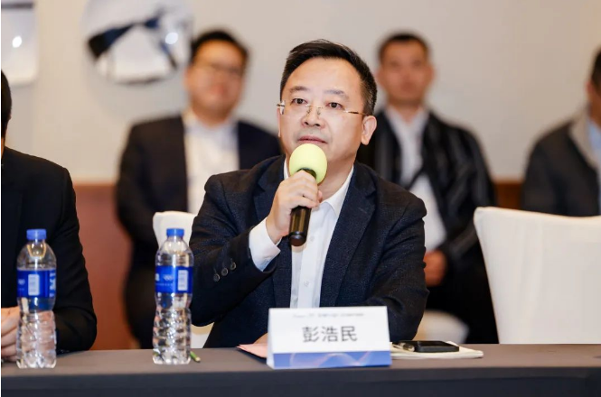 彭浩民表示，近年來，隨著國家環(huán)保政策的不斷升級和“雙碳”戰(zhàn)略的推進(jìn)，粉末涂料的發(fā)展空間顯著擴(kuò)大。然而，國內(nèi)粉末涂料企業(yè)眾多，產(chǎn)能過剩、同質(zhì)化嚴(yán)重、研發(fā)不足等問題也制約了行業(yè)的發(fā)展。彭浩民呼吁借助買化塑峰會平臺，與在座各位行業(yè)精英共同探討未來的發(fā)展方向，推動粉末涂料行業(yè)良性可持續(xù)發(fā)展。