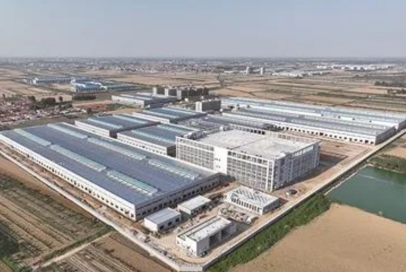 近期，青島東橡科技新材料項目二期的建設現場熱火朝天，隨著冬日的降臨，工人們緊鑼密鼓地進行內部裝修、設備安裝調試以及廠區硬化等工程，呈現出一派繁忙的景象。