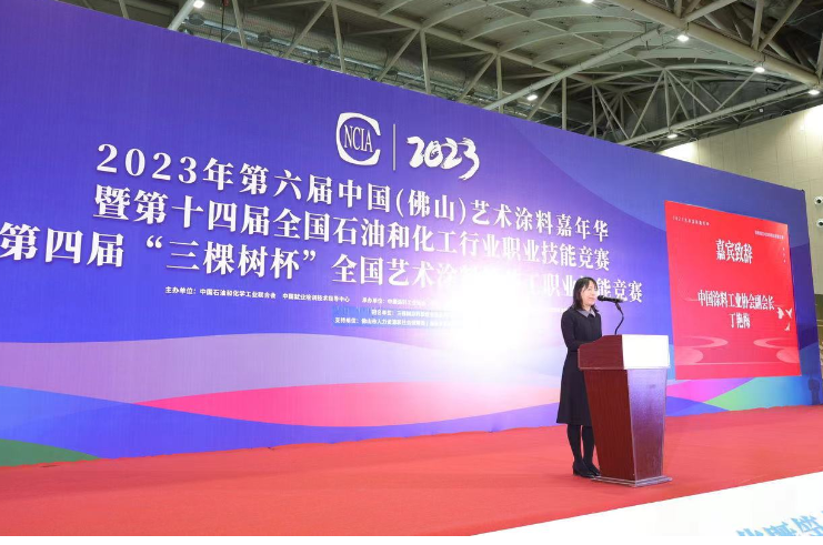 丁副會長在發(fā)言中強(qiáng)調(diào)，改革開發(fā)40多年來，我國涂料行業(yè)取得了令人矚目的發(fā)展成就，涂料產(chǎn)量多年來一直居世界之首。由涂料大國向涂料強(qiáng)國的轉(zhuǎn)變是每位涂料從業(yè)者心中的期盼。關(guān)鍵在于我們涂科人才隊(duì)伍的建設(shè)。為全面貫徹黨的二十大提出的“深入實(shí)施人才強(qiáng)國戰(zhàn)略，大力弘揚(yáng)勞模精神、勞動精神、工匠精神”的要求，加快培養(yǎng)和選拔高技能人才至關(guān)重要。
